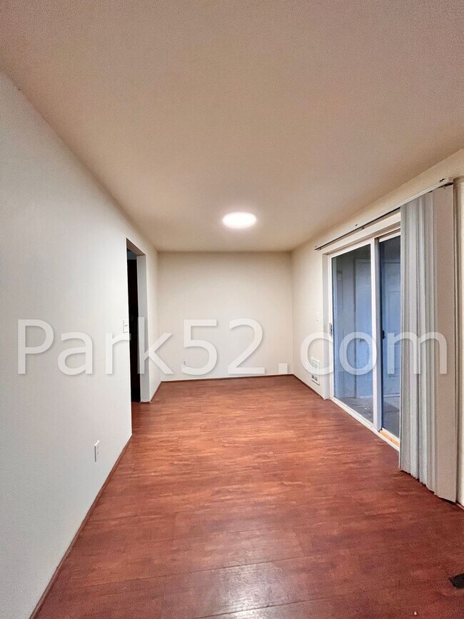 Building Photo - 2 Bedroom Ground Floor Apartment With Backyard