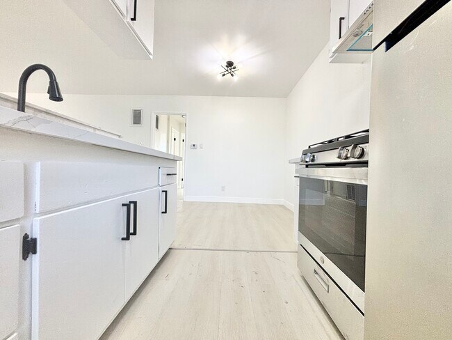 Building Photo - 700 Glenway Dr