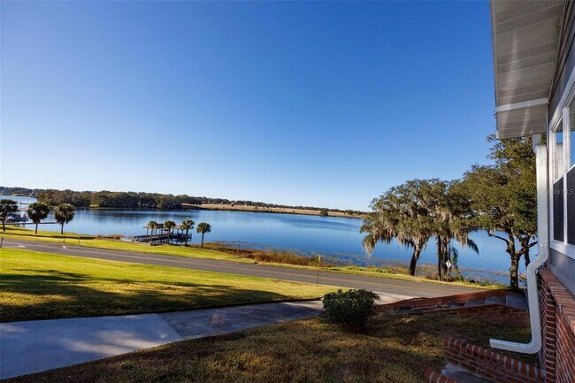 Building Photo - 2119 E Crooked Lake Dr