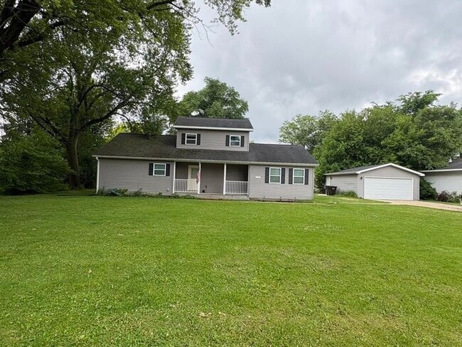 Building Photo - 2 Story Colonial - 3 bdrm/2 bath - LARGE YARD