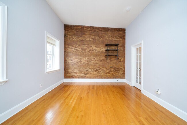Building Photo - 309 1st St