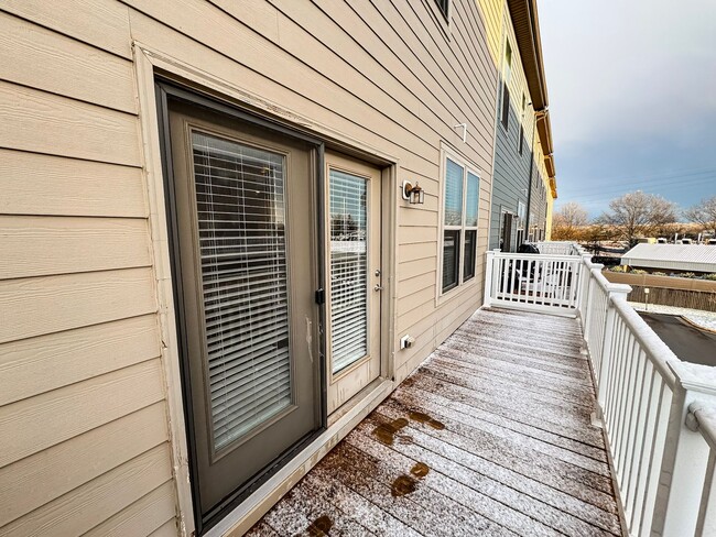 Building Photo - Modern 3 Bed 2.5 Bath End-Unit Townhome Wi...