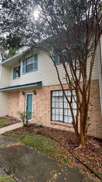 Building Photo - 305 Halcott Dr