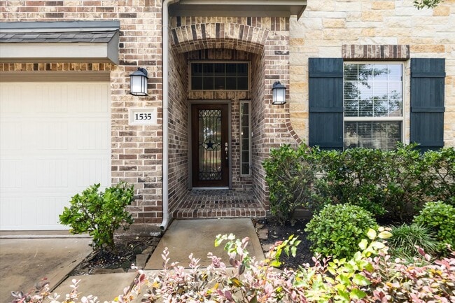 Building Photo - 1535 Giles Dr