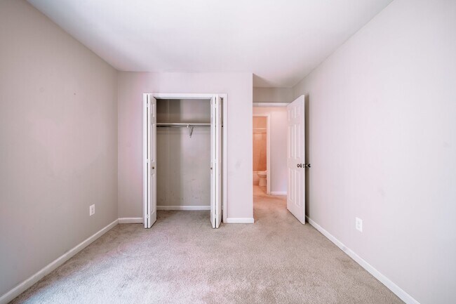 Building Photo - Spacious 5-Bedroom End-Unit Townhome in Reston with 3 Finished Levels, Renovated Kitchen & Fenced...