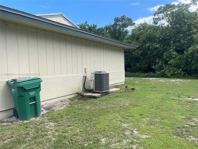 Building Photo - 819 King Orange Dr
