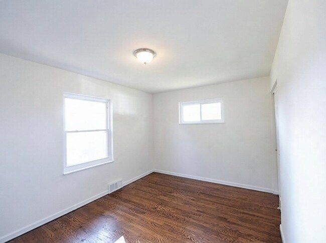 Building Photo - 8483 Hampstead Dr