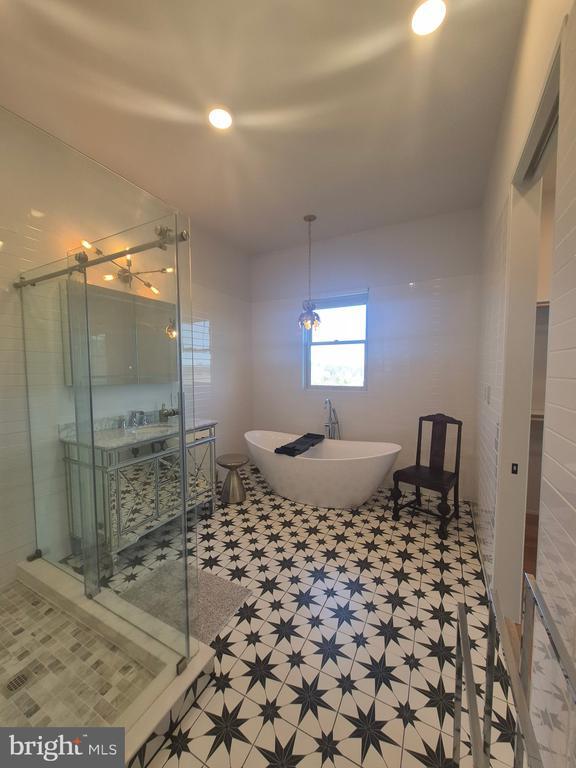 Building Photo - 330 Majestic Ln