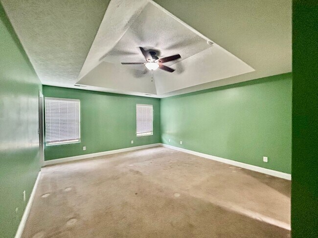 Building Photo - Large 4 Bed, 2.5 bath in Lexington!