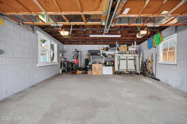 Building Photo - 266 River Rd