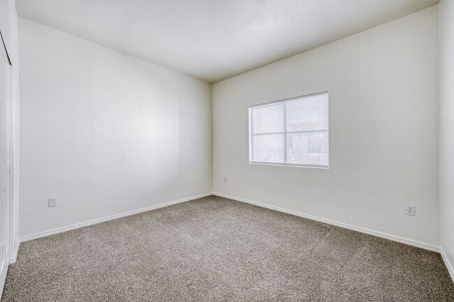 Building Photo - Adorable 1st Floor Condo In Gated Community!