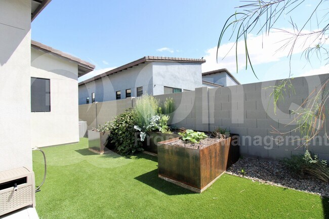 Building Photo - 813 E Corral Rd