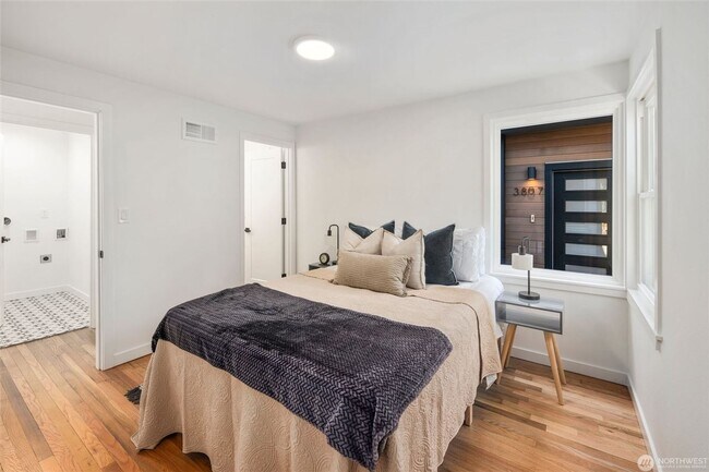 Building Photo - 2bd/1.75ba Seattle Condo