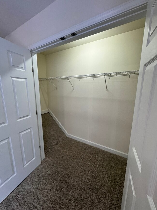 Building Photo - HUGE 3 Bed 3.5 Bath 3 Story Town Home, AVA...