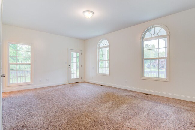 Building Photo - Charming 4 Bed, 3.5 Bath Modern Farmhouse on Expansive Land – Prime Location!