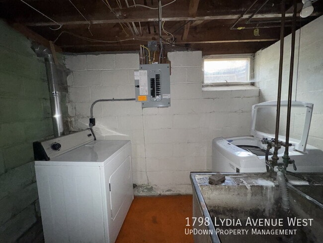 Building Photo - 1798 Lydia Ave W
