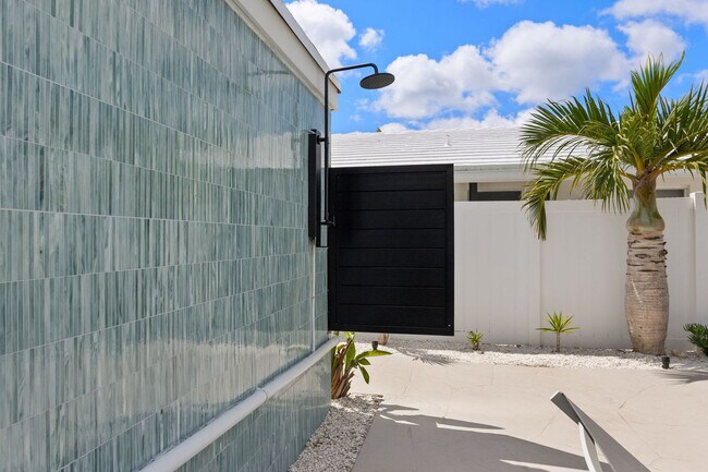 Building Photo - 2407 NE 33rd Ave