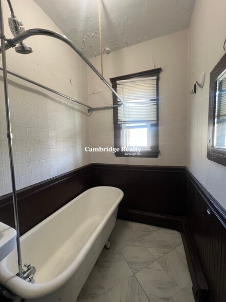 Building Photo - 118 Columbia St