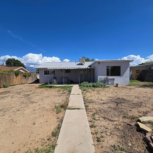 Building Photo - 3401 Sierra Dr NE