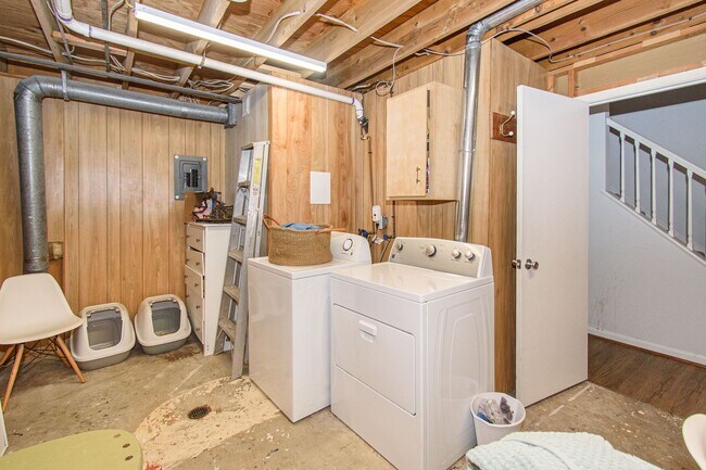 Building Photo - Charming 3 Bed 3.5 Bath Townhome