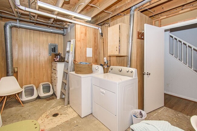 Building Photo - Charming 4 Bed 3.5 Bath Townhome