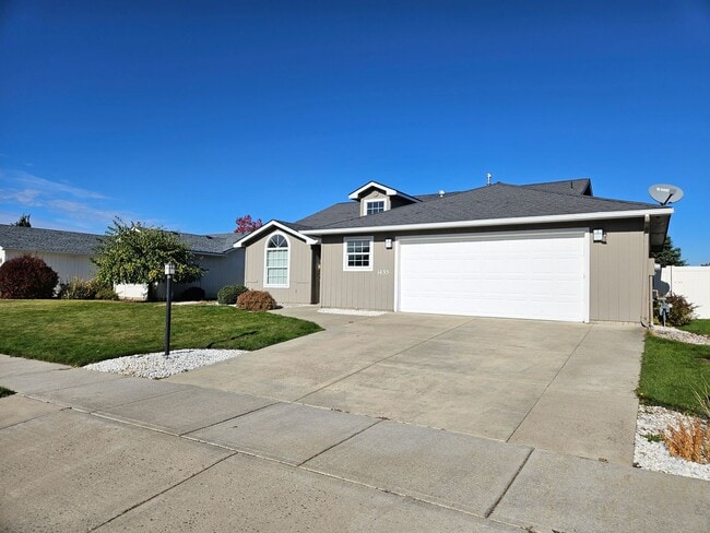 Building Photo - $1,995 - 2 Bed / 2 Bath Beautiful House in...