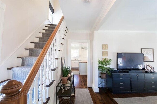 Building Photo - 16 Carroll Ave