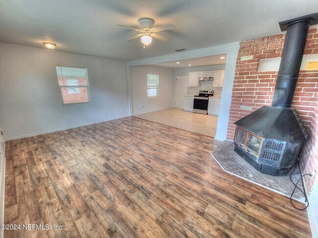 Building Photo - 3919 Skycrest Dr