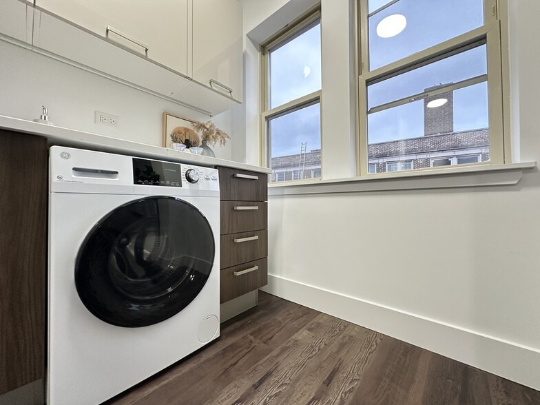 Building Photo - 1555 W Hollywood Ave