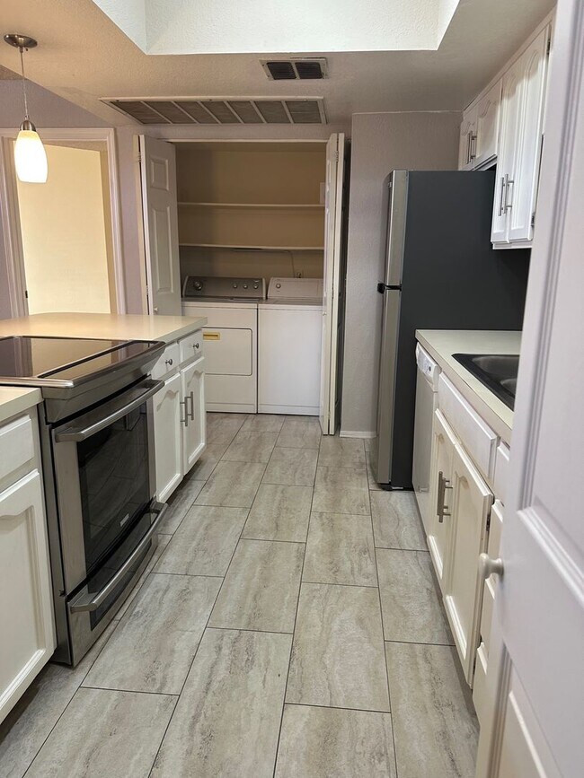 Building Photo - Spacious Remodeled 2 Bed/2Bath Condo!