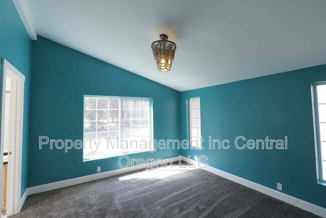 Building Photo - 15550 Rim Dr