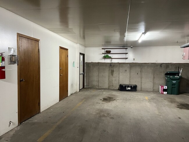 Building Photo - Fully Furnished 2 Bedroom Condo w/ All Uti...