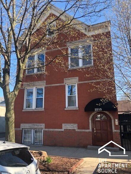 Building Photo - 2215 W Wellington Ave