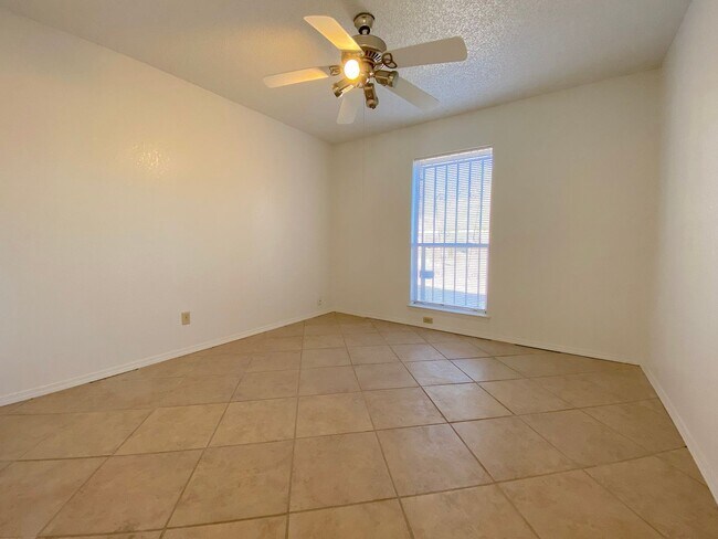 Building Photo - West El Paso 3 bed refrig A/C Home