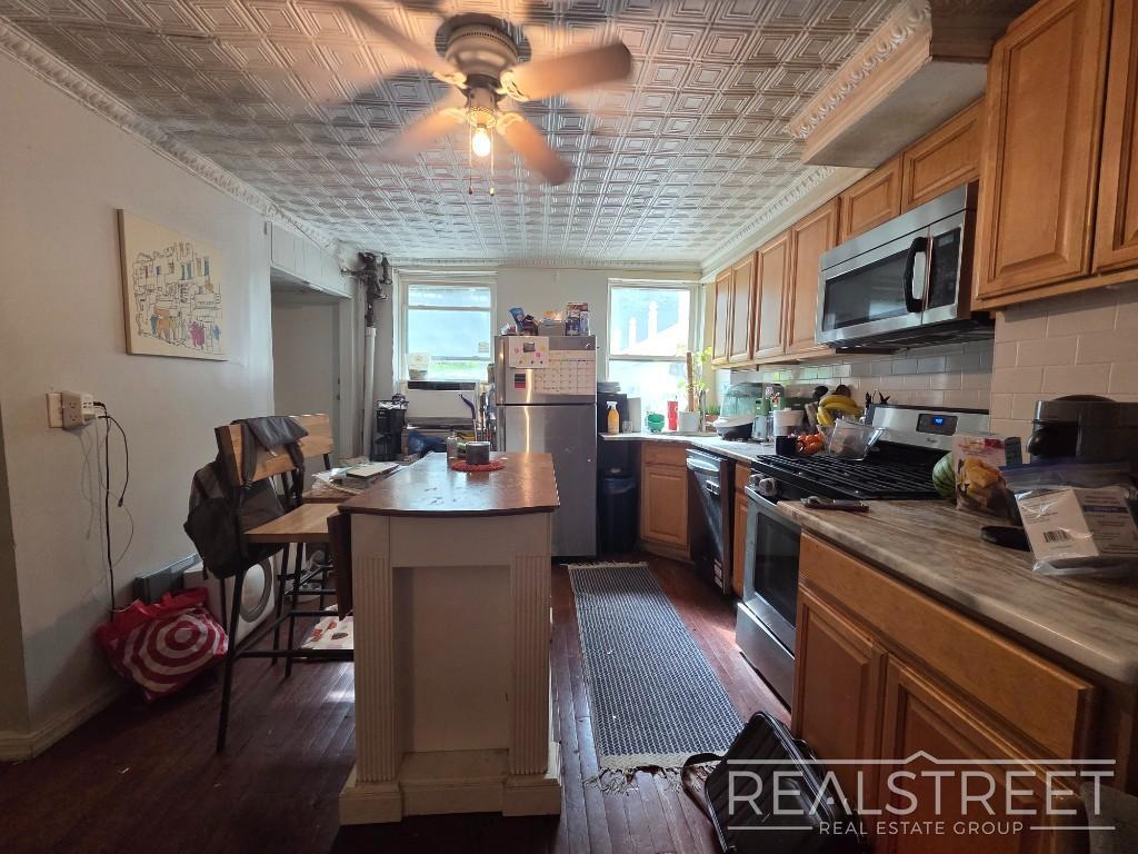 Building Photo - Huge Floor-Through 1 Bedroom with Private Backyard