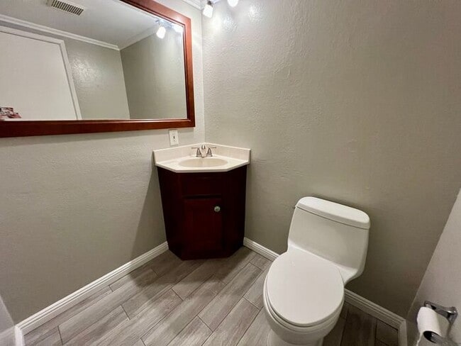 Building Photo - Spacious 4 BR/2.5 BA Townhouse in Carlsbad...