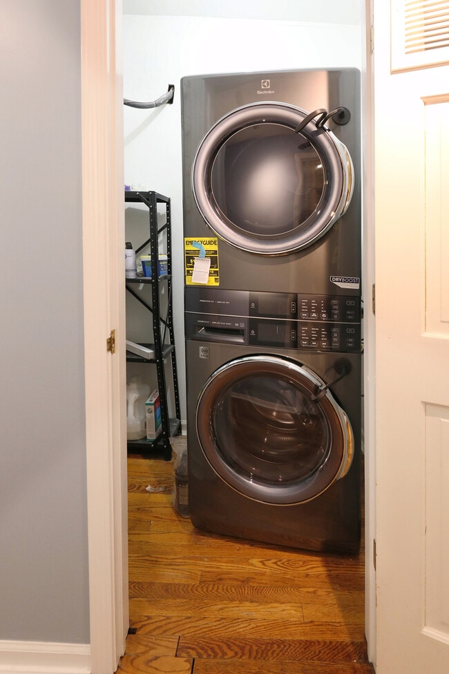 Building Photo - 6042 N Kenmore Ave