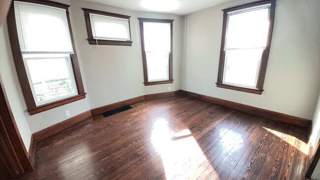 Building Photo - 669 Franklin St