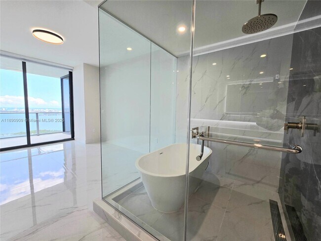 Building Photo - 700 NE 24th St