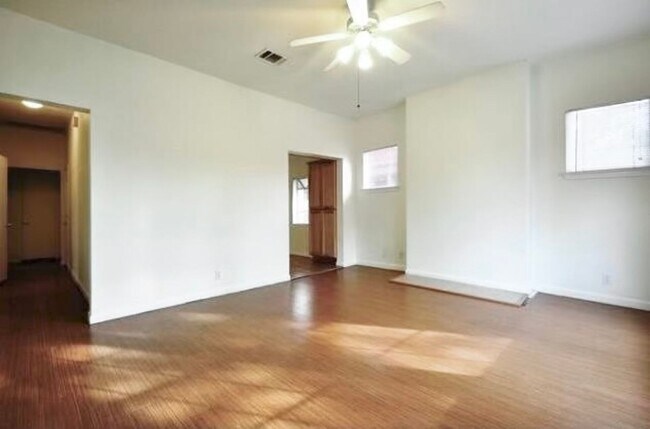 Building Photo - 4 Bedroom With Fenced Yard and Off-Street ...