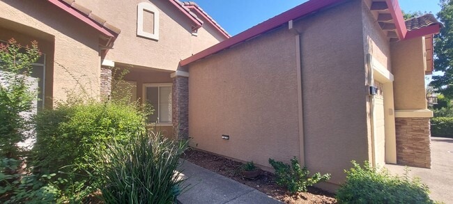 Building Photo - Gated: Single Story Heritage Oaks 3 Bedroom Plus Office/Den 3 Car Garage with lots of built in fo...