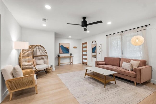 Building Photo - 9005 Balcones Club Dr