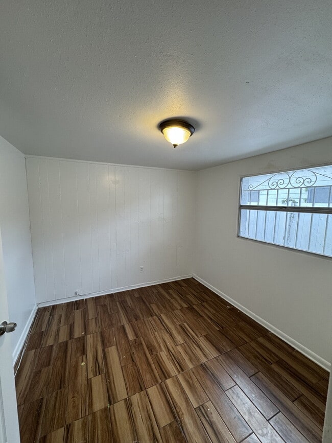 Building Photo - "Charming 1-Bedroom Retreat in Tampa - Cozy 650 Sq. Ft. Home Awaits!"