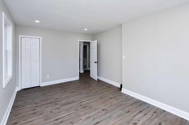 Building Photo - 4 Bedroom 2.5 Bathroom Open Floor Plan 3 S...