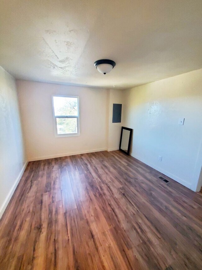 Building Photo - * PENDING* 3 Bedroom 2 Bath Single Family ...