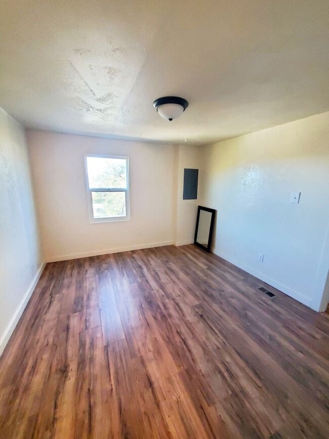 Building Photo - 866 Riverside Dr