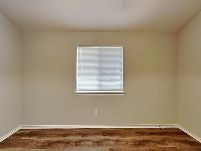 Building Photo - Charming 3-Bed, 2-Bath Home in Dallas with Garage Parking