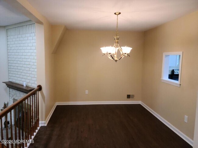 Building Photo - 215 Clubhouse Dr