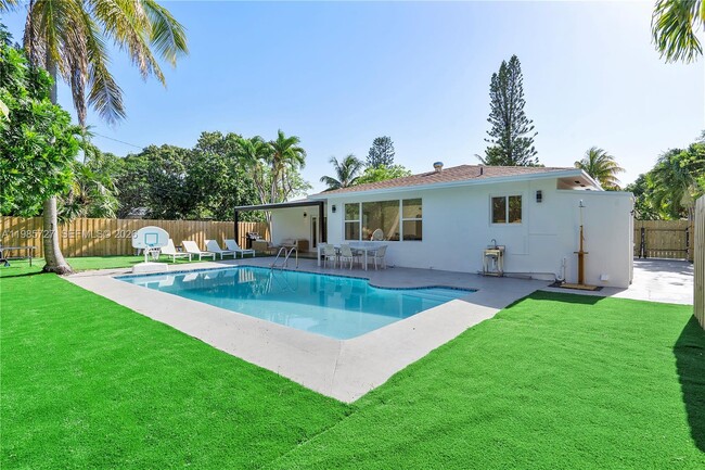 Building Photo - 10801 Peachtree Dr