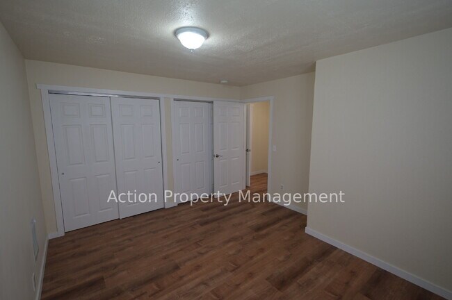 Building Photo - Updated Single-Level Home with Spacious Interior & Covered Parking